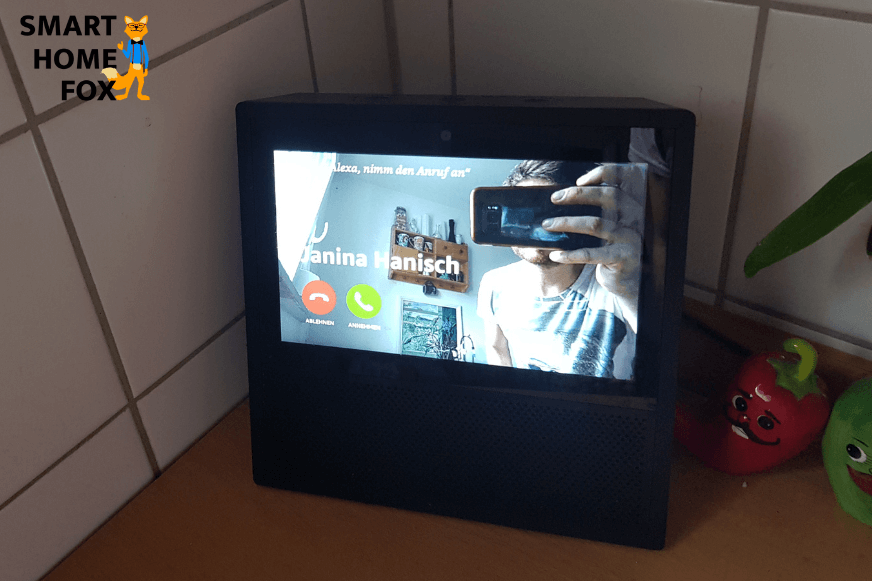 Ein Video Anruf wird auf dem Alexa Echo Show Gerät durchgeführt